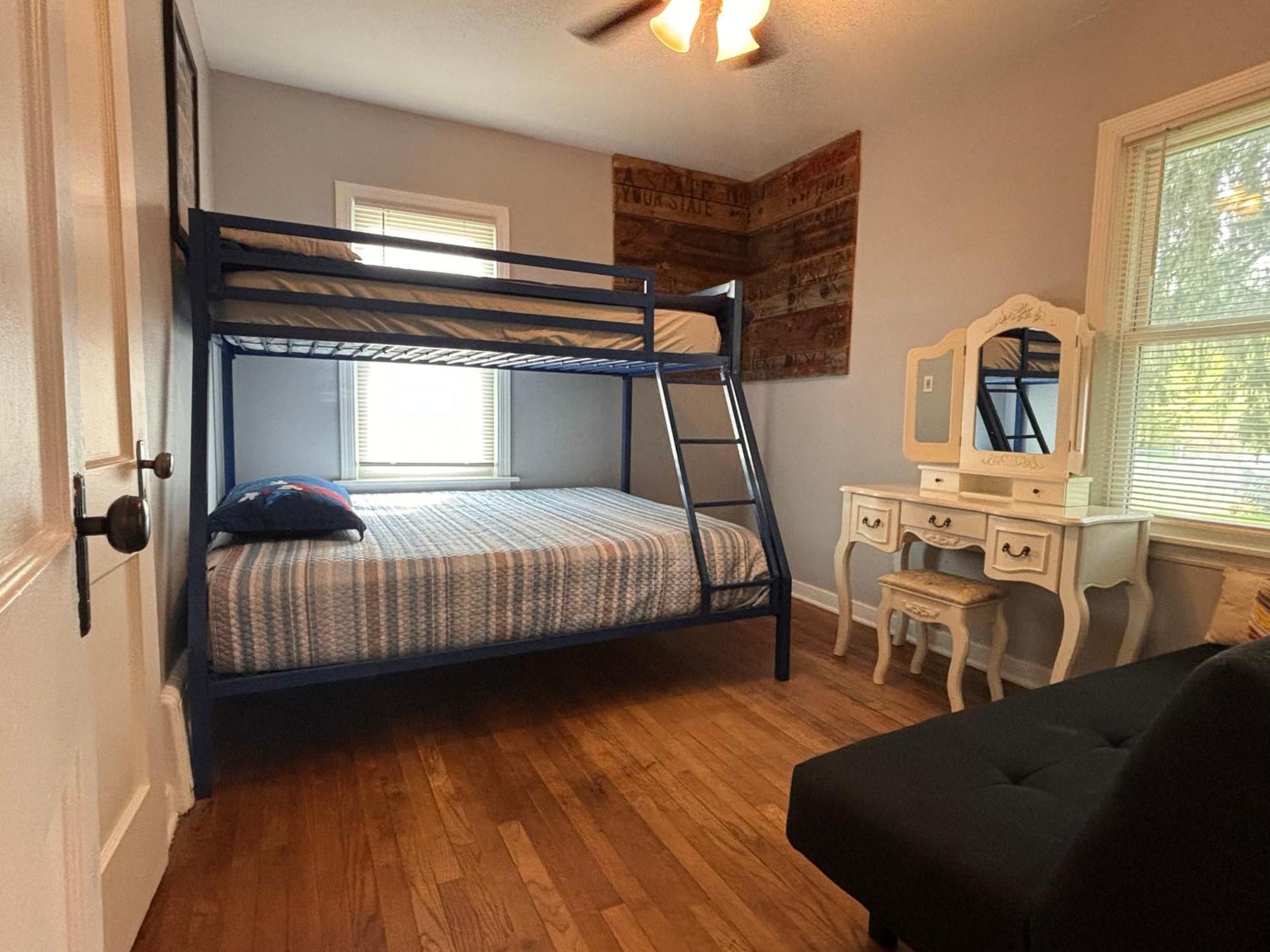 Blue Birdhouse - Indiana Dunes - Pet Friendly Chesterton Exterior photo
